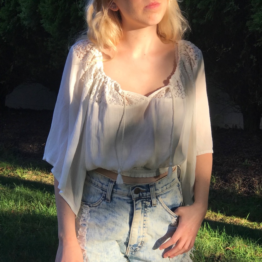 White Hollister boho/peasant top! 🌼🌸💚